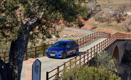 2022 BMW 2 Series 223i Active Tourer Front Three-Quarter Wallpapers 450x275 (36)