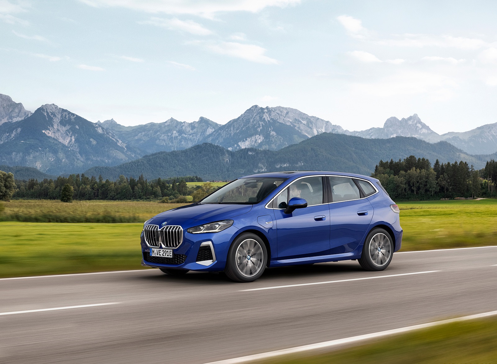 2022 BMW 230e xDrive Active Tourer Front Three-Quarter Wallpapers #2 of 60