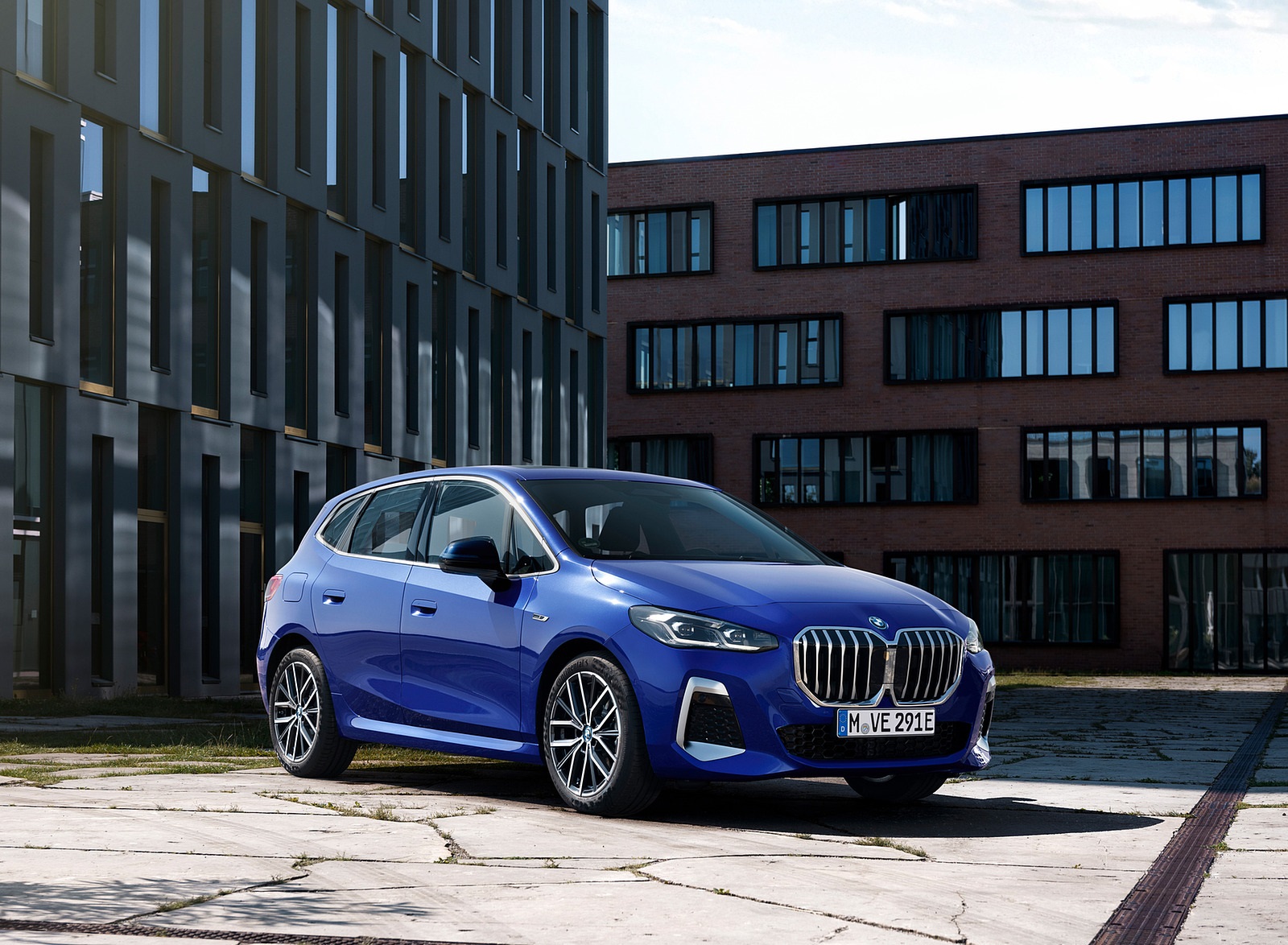 2022 BMW 230e xDrive Active Tourer Front Three-Quarter Wallpapers #24 of 60