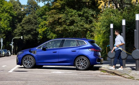 2022 BMW 230e xDrive Active Tourer Side Wallpapers 450x275 (21)