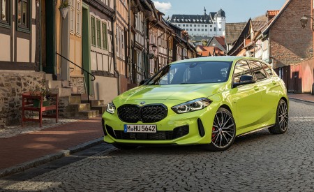 2022 BMW M135i Front Three-Quarter Wallpapers 450x275 (49)