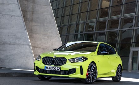 2022 BMW M135i Front Three-Quarter Wallpapers 450x275 (31)