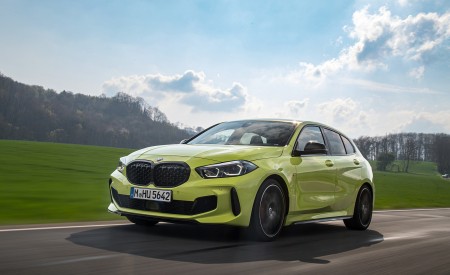 2022 BMW M135i Front Three-Quarter Wallpapers 450x275 (2)