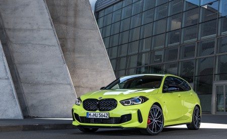 2022 BMW M135i Front Three-Quarter Wallpapers 450x275 (32)