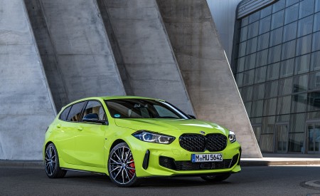 2022 BMW M135i Front Three-Quarter Wallpapers 450x275 (34)