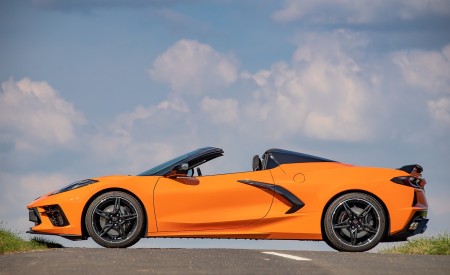2022 Chevrolet Corvette Stingray Convertible (Euro-Spec) Side Wallpapers 450x275 (24)