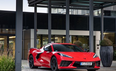 2022 Chevrolet Corvette Stingray Coupe (Euro-Spec) Front Three-Quarter Wallpapers 450x275 (18)