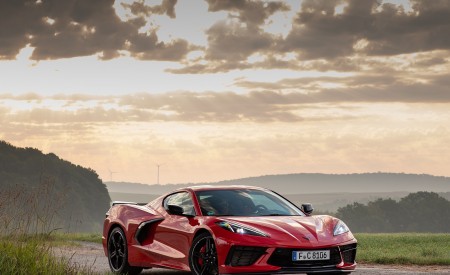 2022 Chevrolet Corvette Stingray Coupe (Euro-Spec) Front Three-Quarter Wallpapers 450x275 (12)
