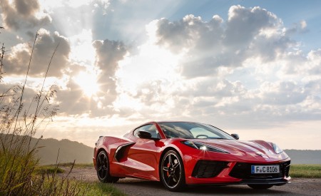 2022 Chevrolet Corvette Stingray Coupe (Euro-Spec) Front Three-Quarter Wallpapers 450x275 (13)