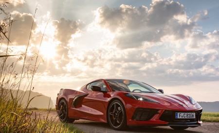 2022 Chevrolet Corvette Stingray Coupe (Euro-Spec) Front Three-Quarter Wallpapers 450x275 (14)