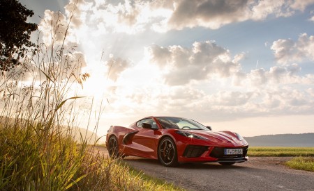 2022 Chevrolet Corvette Stingray Coupe (Euro-Spec) Front Three-Quarter Wallpapers 450x275 (16)