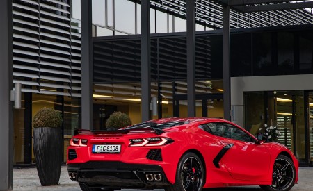 2022 Chevrolet Corvette Stingray Coupe (Euro-Spec) Rear Three-Quarter Wallpapers 450x275 (22)