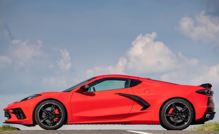 2022 Chevrolet Corvette Stingray Coupe (Euro-Spec) Side Wallpapers 450x275 (28)