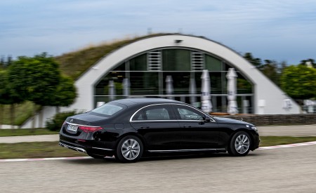 2022 Mercedes-Benz S 680 GUARD 4MATIC Side Wallpapers 450x275 (7)