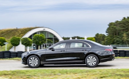 2022 Mercedes-Benz S 680 GUARD 4MATIC Side Wallpapers 450x275 (6)