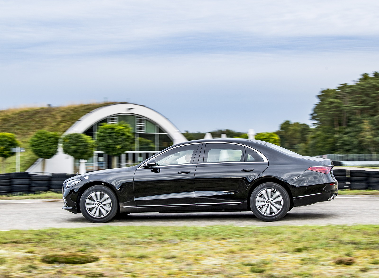 2022 Mercedes-Benz S 680 GUARD 4MATIC Side Wallpapers (6)