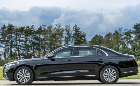2022 Mercedes-Benz S 680 GUARD 4MATIC Side Wallpapers 450x275 (21)