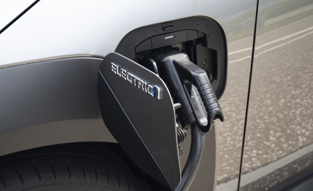 2022 Toyota bZ4X BEV (Euro-Spec) Charging Connector Wallpapers  450x275 (73)