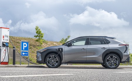 2022 Toyota bZ4X BEV (Euro-Spec) Charging Wallpapers  450x275 (69)