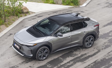 2022 Toyota bZ4X BEV (Euro-Spec) Front Three-Quarter Wallpapers 450x275 (68)