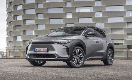 2022 Toyota bZ4X BEV (Euro-Spec) Front Three-Quarter Wallpapers 450x275 (61)