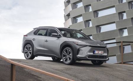 2022 Toyota bZ4X BEV (Euro-Spec) Front Three-Quarter Wallpapers  450x275 (58)