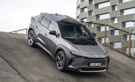 2022 Toyota bZ4X BEV (Euro-Spec) Front Three-Quarter Wallpapers 450x275 (53)