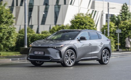 2022 Toyota bZ4X BEV (Euro-Spec) Front Three-Quarter Wallpapers 450x275 (46)
