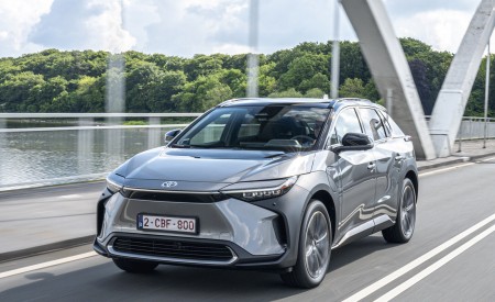 2022 Toyota bZ4X BEV (Euro-Spec) Front Three-Quarter Wallpapers 450x275 (41)