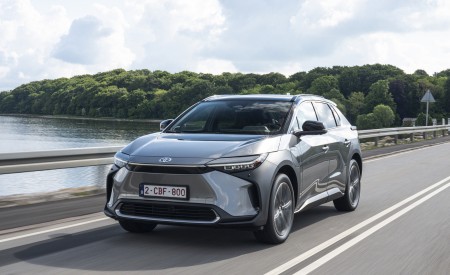 2022 Toyota bZ4X BEV (Euro-Spec) Front Three-Quarter Wallpapers 450x275 (33)