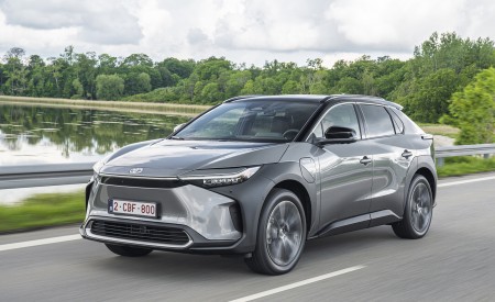 2022 Toyota bZ4X BEV (Euro-Spec) Front Three-Quarter Wallpapers 450x275 (29)