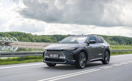 2022 Toyota bZ4X BEV (Euro-Spec) Front Three-Quarter Wallpapers 450x275 (22)