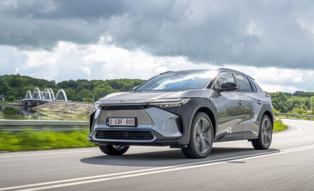 2022 Toyota bZ4X BEV (Euro-Spec) Front Three-Quarter Wallpapers 450x275 (12)