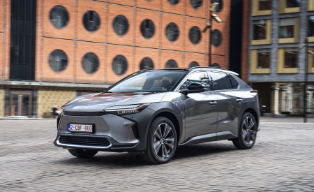2022 Toyota bZ4X BEV (Euro-Spec) Front Three-Quarter Wallpapers 450x275 (67)