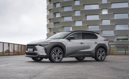 2022 Toyota bZ4X BEV (Euro-Spec) Front Three-Quarter Wallpapers 450x275 (62)