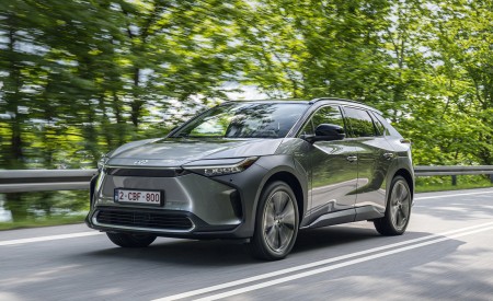 2022 Toyota bZ4X BEV (Euro-Spec) Front Three-Quarter Wallpapers 450x275 (7)