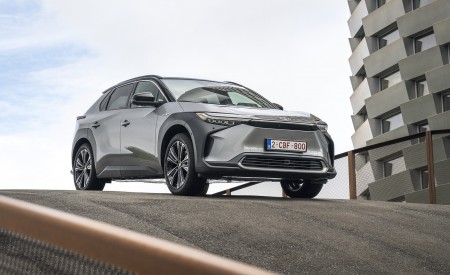 2022 Toyota bZ4X BEV (Euro-Spec) Front Three-Quarter Wallpapers 450x275 (59)