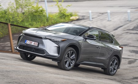 2022 Toyota bZ4X BEV (Euro-Spec) Front Three-Quarter Wallpapers 450x275 (54)