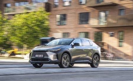 2022 Toyota bZ4X BEV (Euro-Spec) Front Three-Quarter Wallpapers 450x275 (47)