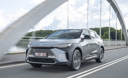 2022 Toyota bZ4X BEV (Euro-Spec) Front Three-Quarter Wallpapers 450x275 (42)