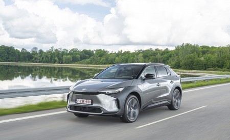 2022 Toyota bZ4X BEV (Euro-Spec) Front Three-Quarter Wallpapers 450x275 (34)