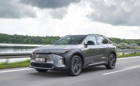 2022 Toyota bZ4X BEV (Euro-Spec) Front Three-Quarter Wallpapers 450x275 (23)