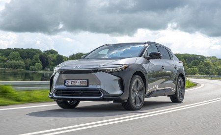 2022 Toyota bZ4X BEV (Euro-Spec) Front Three-Quarter Wallpapers 450x275 (13)