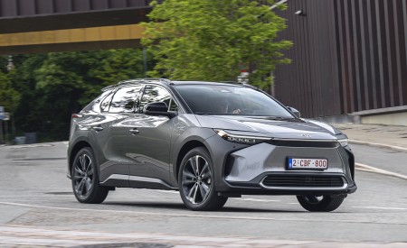 2022 Toyota bZ4X BEV (Euro-Spec) Front Three-Quarter Wallpapers 450x275 (55)