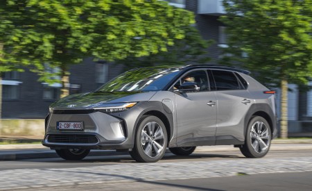 2022 Toyota bZ4X BEV (Euro-Spec) Front Three-Quarter Wallpapers 450x275 (48)