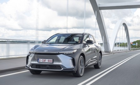2022 Toyota bZ4X BEV (Euro-Spec) Front Three-Quarter Wallpapers 450x275 (43)