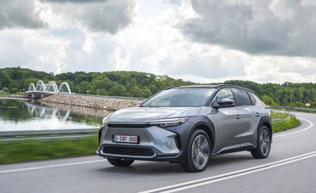 2022 Toyota bZ4X BEV (Euro-Spec) Front Three-Quarter Wallpapers 450x275 (31)