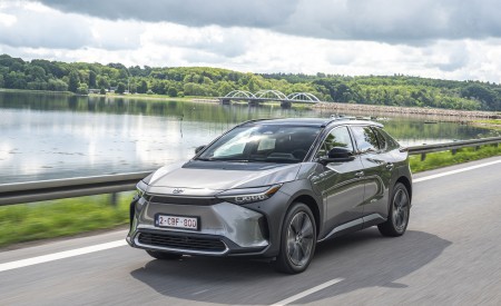 2022 Toyota bZ4X BEV (Euro-Spec) Front Three-Quarter Wallpapers 450x275 (14)