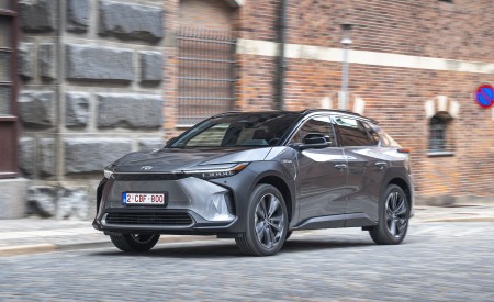 2022 Toyota bZ4X BEV (Euro-Spec) Front Three-Quarter Wallpapers 450x275 (56)