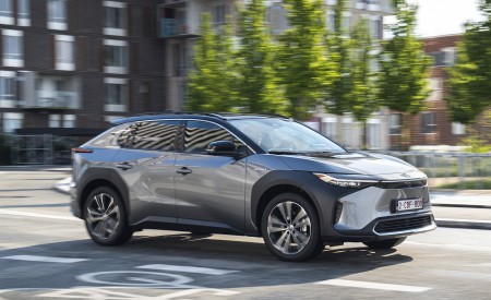 2022 Toyota bZ4X BEV (Euro-Spec) Front Three-Quarter Wallpapers 450x275 (49)